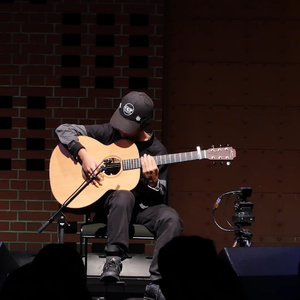 母狗跪地被打耳光
