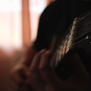 母狗跪地被打耳光
