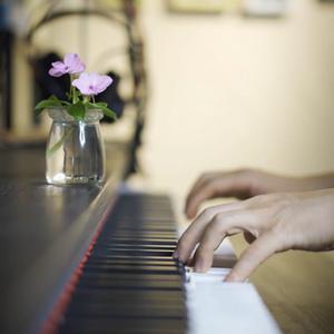 母狗跪地被打耳光
